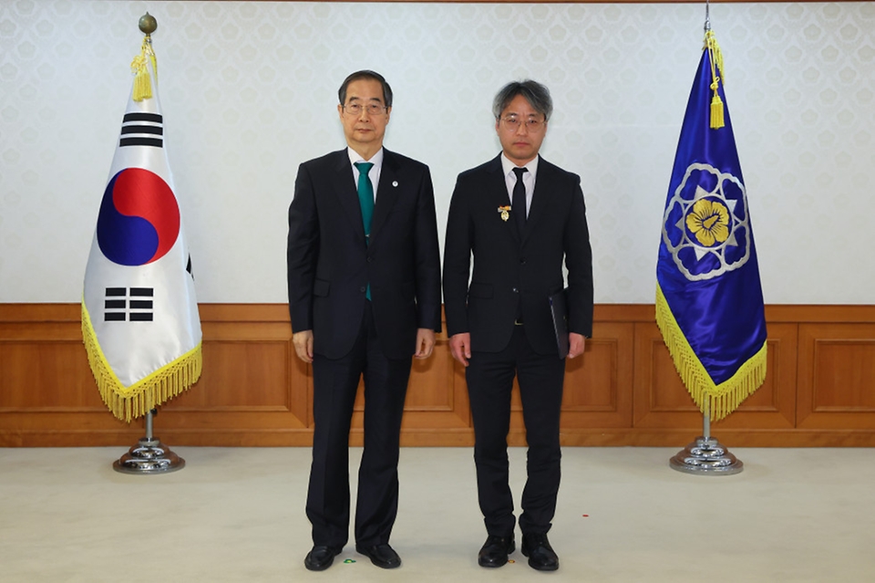 한덕수 국무총리가 23일 서울 종로구 정부서울청사에서 규제개혁 유공자인 장화섭 한국선급 팀장에게 포상을 수여한 후 기념촬영을 하고 있다.