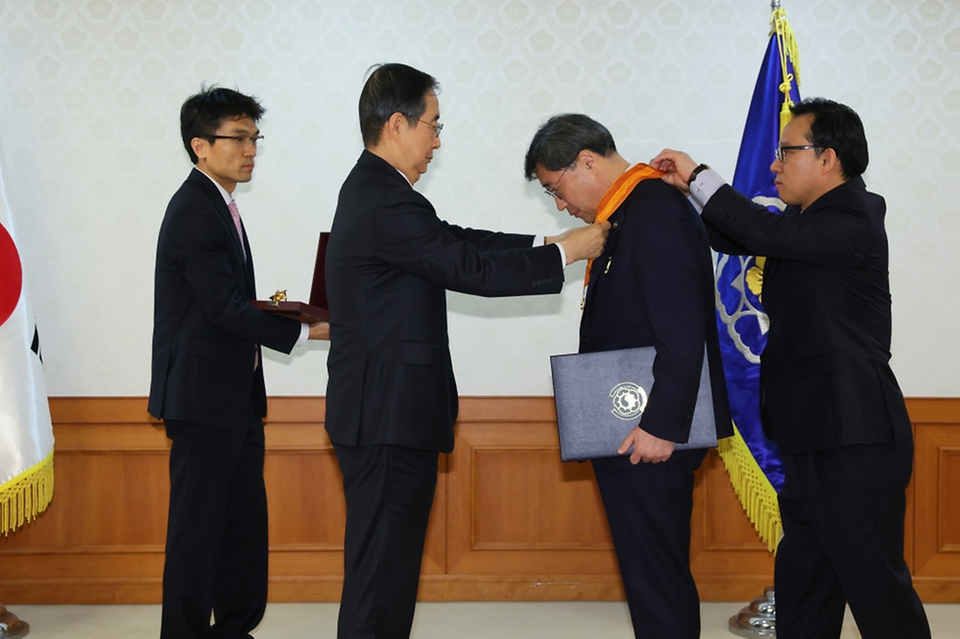 한덕수 국무총리가 23일 서울 종로구 정부서울청사에서 규제개혁 유공자인 박윤규 과학기술정보통신부 2차관에게 황조근정훈장을 수여하고 있다.