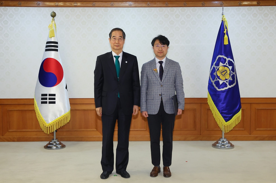 한덕수 국무총리가 23일 서울 종로구 정부서울청사에서 규제개혁 유공자에게 포상을 수여한 후 기념촬영을 하고 있다.