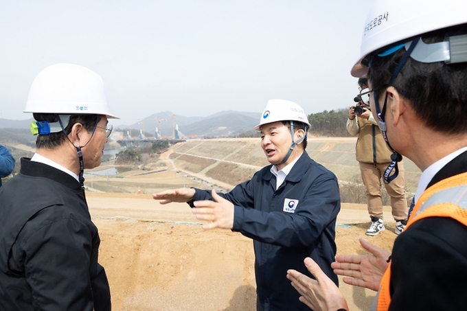 원희룡 국토교통부 장관이 24일 서울세종 고속도로 건설현장에서 공사 진행 상황을 점검하고 있다.
