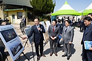 원희룡 국토교통부 장관이 27일 광주시 북구 전남·일신방직 터에서 열린 ‘국토교통부-광주광역시 균형발전 현안 회의’에서 광주 인프라 발전 현안에 대한 보고를 받고 있다.