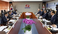 유국희 원자력안전위원회 위원장이 24일 대전시 유성구 한전원자력연료(KNF)에서 관계자들과 간담회를 하고 있다.