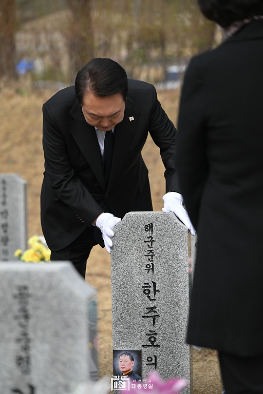 윤석열 대통령이 24일 대전시 유성구 국립대전현충원에서 고 한주호 준위 묘비를 살펴보고 있다.