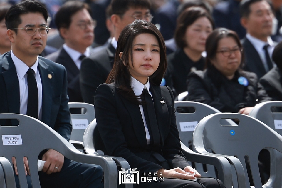 김건희 여사가 24일 대전시 유성구 국립대전현충원에서 열린 ‘제8회 서해수호의 날 기념식’에 참석하고 있다.