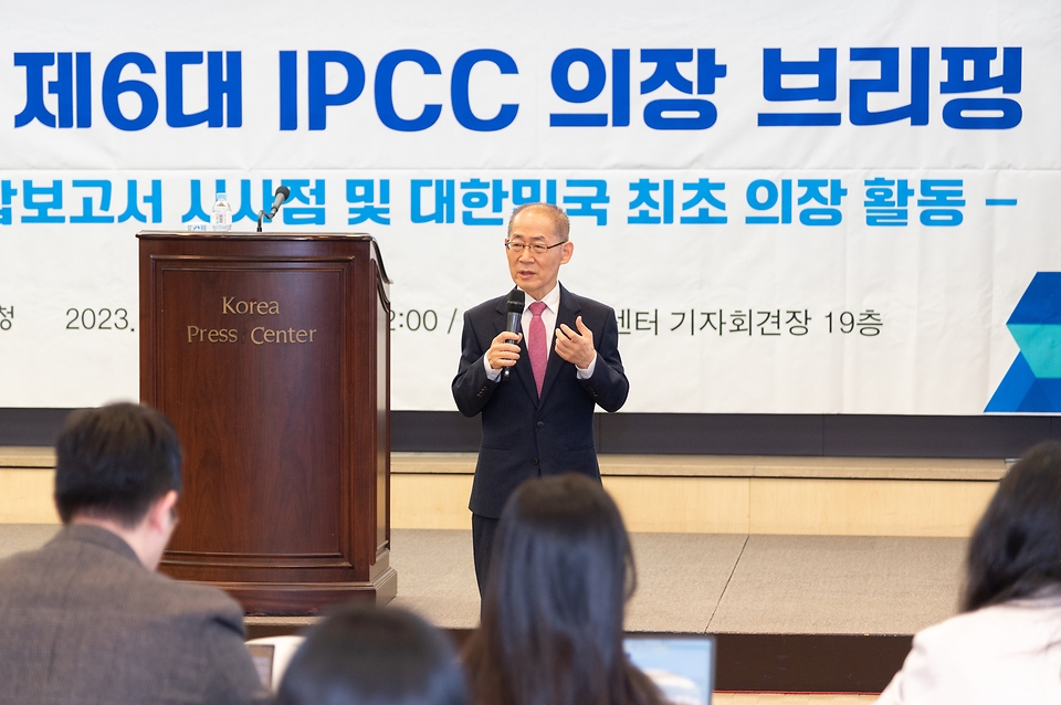 이회성 기후변화에 관한 정부 간 협의체(IPCC) 의장이 27일 오전 10시 서울 프레스센터에서 지난 58차 총회에서 승인된 「기후변화에 관한 정부 간 협의체 제6차 평가보고서 종합보고서」의 시사점에 대해 설명하고 있다.