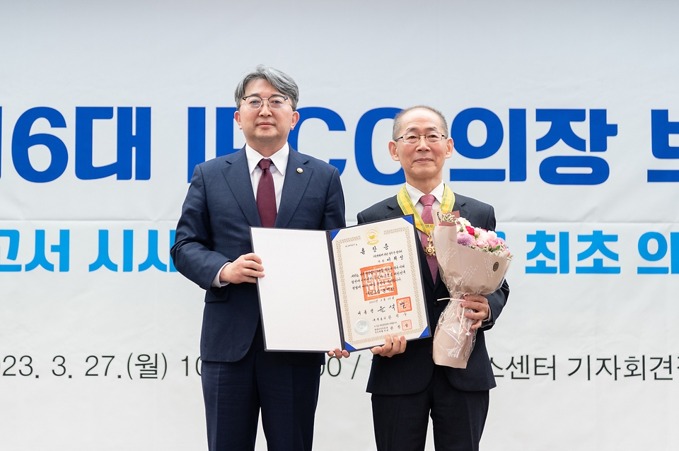 이회성 기후변화에 관한 정부 간 협의체(IPCC) 의장(오른쪽)이 27일 오전 10시 서울 프레스센터에서 언론 보고회를 마치고 유희동 기상청장으로부터 국민훈장 동백장을 수여받은 후 기념촬영을 하고 있다.