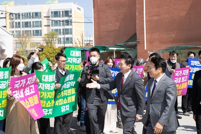 원희룡 국토교통부 장관이 27일 광주시 북구 전남·일신방직 터에서 열린 ‘국토교통부-광주광역시 균형발전 현안 회의’에 참석하기 위해 이동하고 있다.