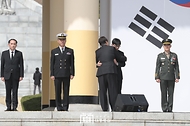 윤석열 대통령이 24일 대전시 유성구 국립대전현충원에서 열린 ‘제8회 서해수호의 날 기념식’에서 유족을 안아주고 있다.