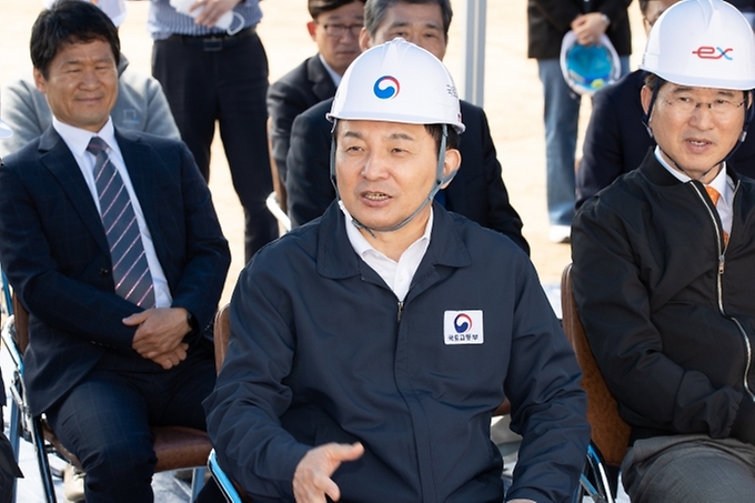 원희룡 국토교통부 장관이 24일 서울세종 고속도로 건설현장에서 발언하고 있다.
