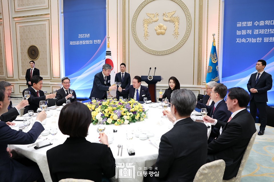 윤석열 대통령과 김건희 여사가 27일 청와대 영빈관에서 열린 ‘2023년도 재외공관장 초청 만찬’에서 참석자들과 건배하고 있다.