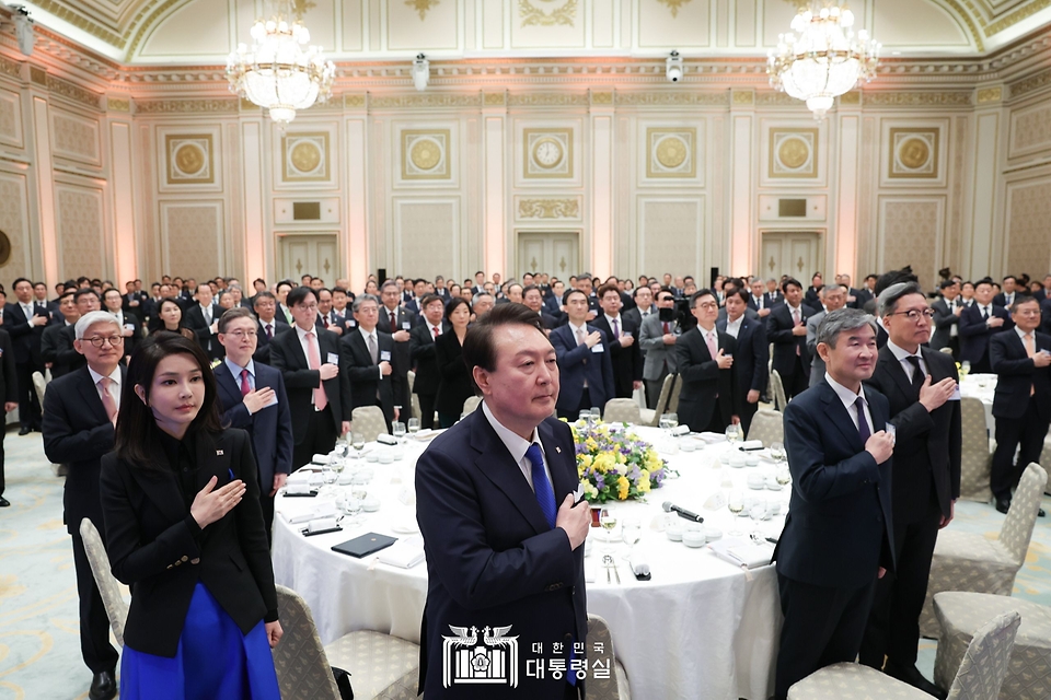 윤석열 대통령과 김건희 여사가 27일 청와대 영빈관에서 열린 ‘2023년도 재외공관장 초청 만찬’에서 국기에 대한 경례를 하고 있다.