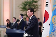 윤석열 대통령이 27일 청와대 영빈관에서 열린 ‘2023년도 재외공관장 초청 만찬’에서 인사말을 하고 있다.