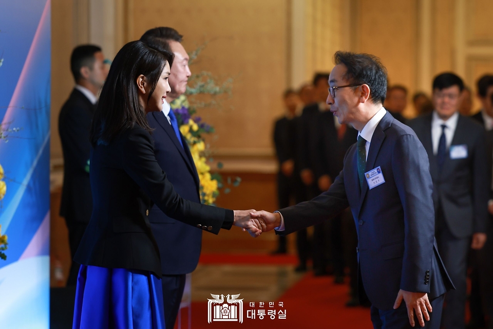 윤석열 대통령과 김건희 여사가 27일 청와대 영빈관에서 열린 ‘2023년도 재외공관장 초청 만찬’에서 박정욱 주캄보디아 대사와 인사하고 있다.