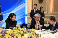 김건희 여사가 27일 청와대 영빈관에서 열린 ‘2023년도 재외공관장 초청 만찬’에서 참석자들과 건배하고 있다.