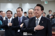 윤석열 대통령이 28일 서울 용산구 대통령실 청사에서 열린 제13회 국무회의에서 국기에 대한 경례를 하고 있다.