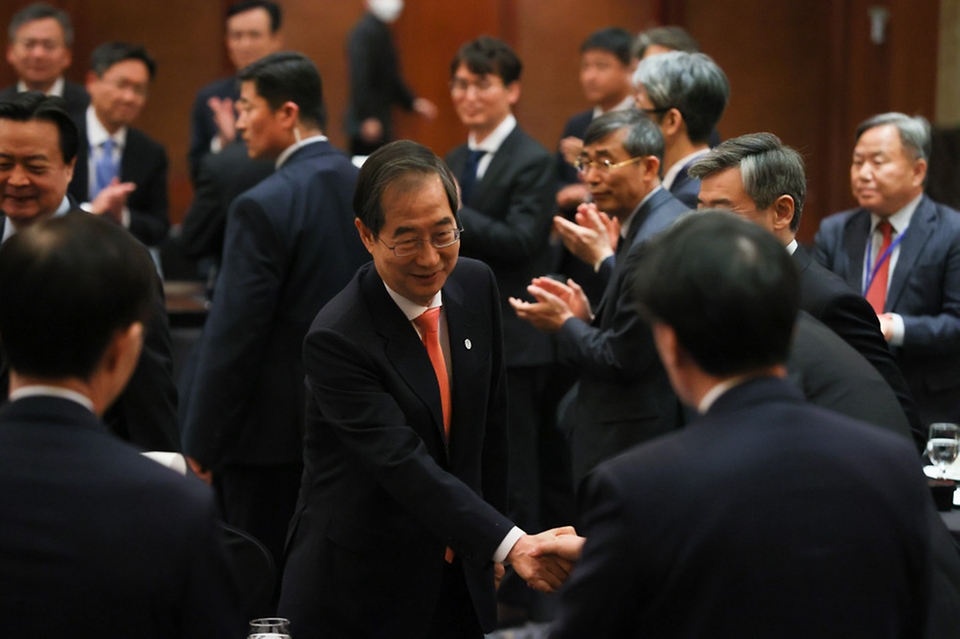 한덕수 국무총리가 28일 서울 중구 롯데호텔에서 열린 2023년 재외 공관장회의 국무총리 주최 오찬 간담회에서 참석자들과 악수하고 있다.