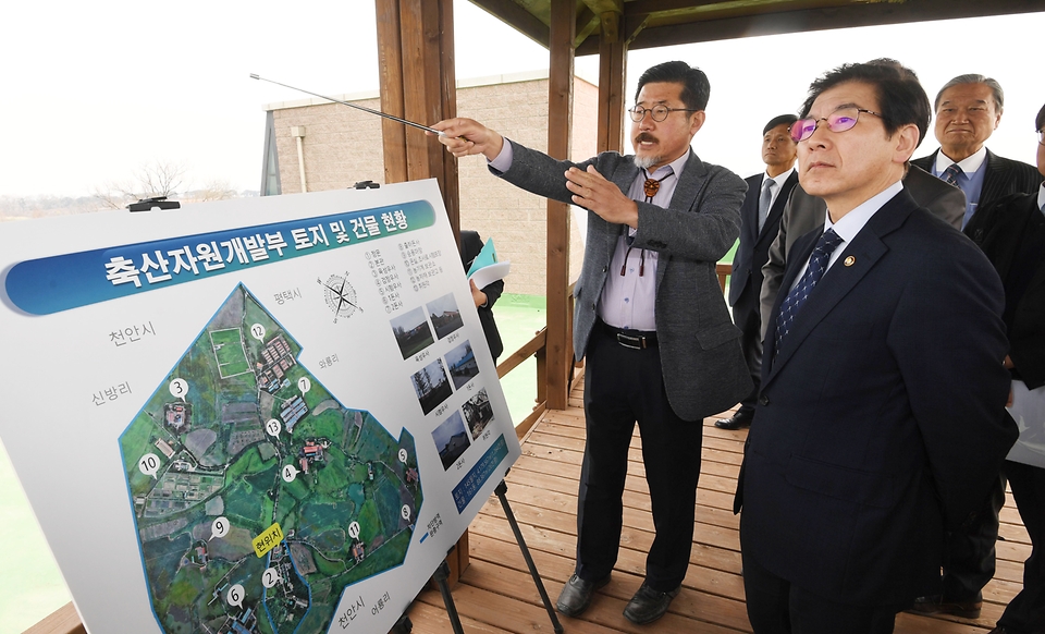 최상대 기획재정부 2차관이 28일 국가산업단지 후보지로 선정된 충남 천안시 국립축산과학원 부지에서 관계자의 설명을 듣고 있다.