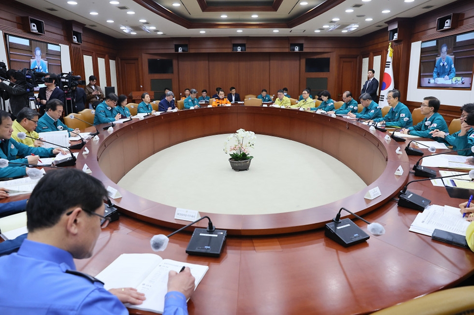 28일 서울 종로구 정부서울청사에서 중앙안전관리위원회가 진행되고 있다.