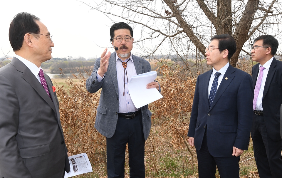 최상대 기획재정부 2차관이 28일 국가산업단지 후보지로 선정된 충남 천안시 국립축산과학원 부지에서 관계자의 설명을 듣고 있다.