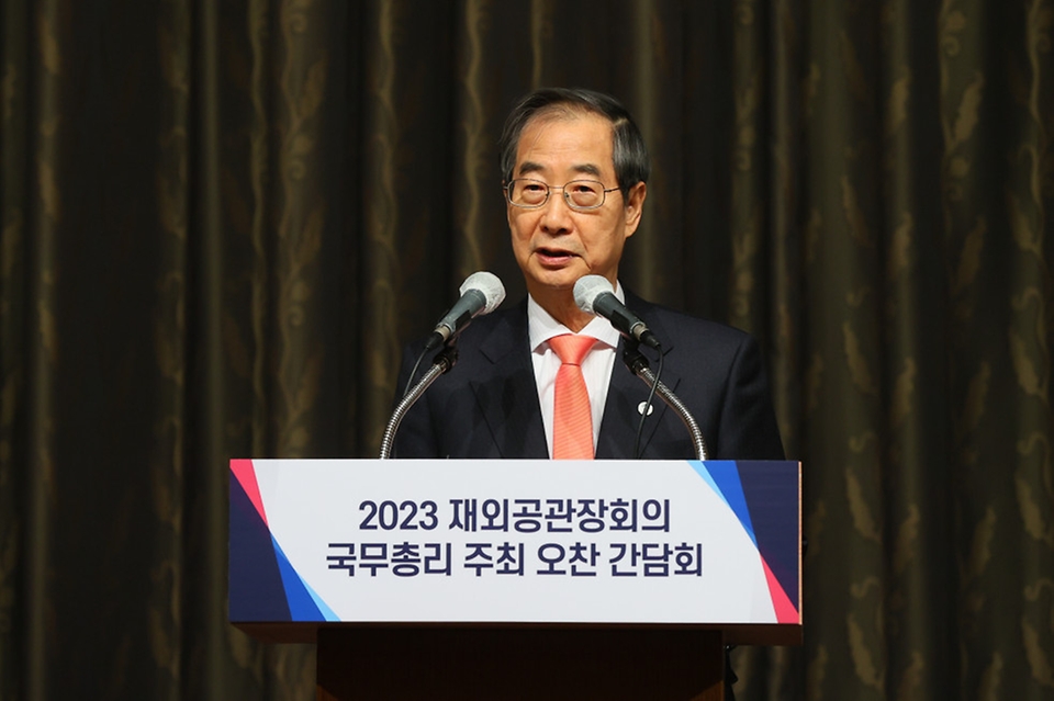 한덕수 국무총리가 28일 서울 중구 롯데호텔에서 열린 2023년 재외 공관장회의 국무총리 주최 오찬 간담회에서 인사말을 하고 있다.