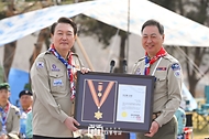 윤석열 대통령이 29일 서울 용산구 대통령실 청사 파인그라스 정원에서 열린 한국스카우트연맹 명예총재 추대식에서 강태선 총재로부터 스카우트 최고 훈장인 무궁화 금장을 받고 있다.