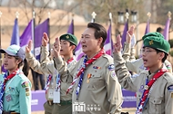 윤석열 대통령이 29일 서울 용산구 대통령실 청사 파인그라스 정원에서 열린 한국스카우트연맹 명예총재 추대식에서 스카우트 선서를 하고 있다. 