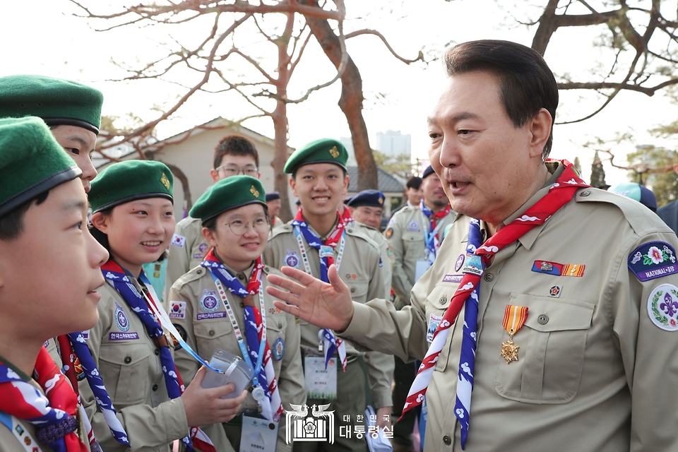 윤석열 대통령이 29일 서울 용산구 대통령실 청사 파인그라스 정원에서 열린 한국스카우트연맹 명예총재 추대식에서 스카우트 대원들과 대화하고 있다.