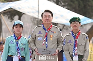 윤석열 대통령이 29일 서울 용산구 대통령실 청사 파인그라스 정원에서 열린 한국스카우트연맹 명예총재 추대식에서 기념촬영을 하고 있다. 