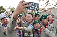 윤석열 대통령이 29일 서울 용산구 대통령실 청사 파인그라스 정원에서 열린 한국스카우트연맹 명예총재 추대식에서 스카우트 대원들과 기념촬영을 하고 있다.