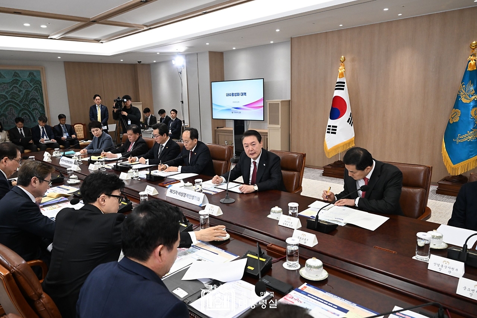 윤석열 대통령이 29일 서울 용산구 대통령실 청사에서 열린 제15차 비상경제민생회의를 주재하고 있다.