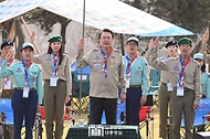 윤석열 대통령이 29일 서울 용산구 대통령실 청사 파인그라스 정원에서 열린 한국스카우트연맹 명예총재 추대식에서 스카우트 선서를 하고 있다. 