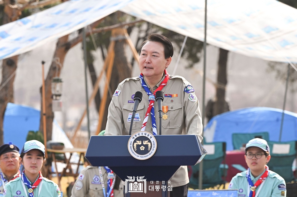 윤석열 대통령이 29일 서울 용산구 대통령실 청사 파인그라스 정원에서 열린 한국스카우트연맹 명예총재 추대식에서 수락 인사말을 하고 있다. 