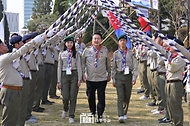 윤석열 대통령이 29일 서울 용산구 대통령실 청사 파인그라스 정원에서 열린 한국스카우트연맹 명예총재 추대식에 입장하고 있다.