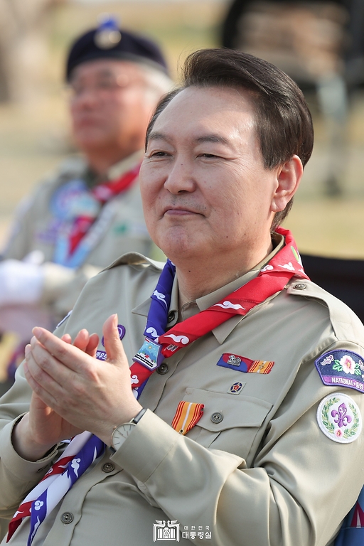 윤석열 대통령이 29일 서울 용산구 대통령실 청사 파인그라스 정원에서 열린 한국스카우트연맹 명예총재 추대식에서 박수치고 있다.