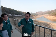 윤석열 대통령이 31일 전남 순천시 주암조절지댐에서 광주·전남지역의 가뭄 상황을 점검하며 발언하고 있다.