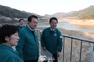 윤석열 대통령이 31일 전남 순천시 주암조절지댐에서 김영록 전남도지사와 한화진 환경부 장관으로부터 광주·전남지역의 가뭄 상황을 보고받고 있다.