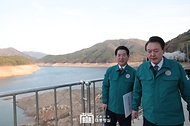 윤석열 대통령이 31일 전남 순천시 주암조절지댐에서 광주·전남지역의 가뭄 상황을 점검하고 있다.