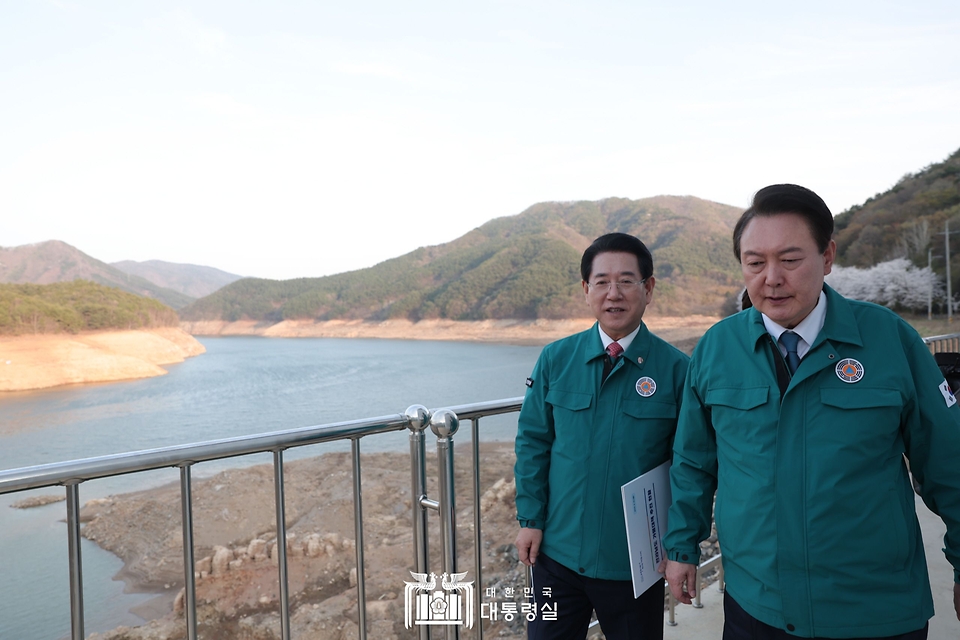 윤석열 대통령이 31일 전남 순천시 주암조절지댐에서 광주·전남지역의 가뭄 상황을 점검하고 있다.