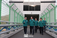윤석열 대통령이 31일 전남 순천시 주암조절지댐에서 광주·전남지역의 가뭄 상황을 점검하기 위해 이동하면서 김영록 전남도지사와 한화진 환경부 장관으로부터 가뭄 상황을 보고받고 있다.