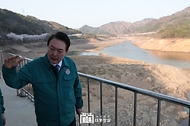 윤석열 대통령이 31일 전남 순천시 주암조절지댐에서 광주·전남지역의 가뭄 상황을 점검하며 발언하고 있다.