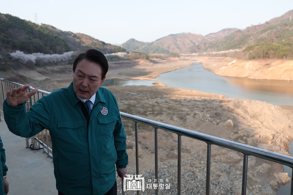 윤석열 대통령이 31일 전남 순천시 주암조절지댐에서 광주·전남지역의 가뭄 상황을 점검하며 발언하고 있다.