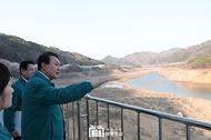 윤석열 대통령이 31일 전남 순천시 주암조절지댐에서 광주·전남지역의 가뭄 상황을 점검하며 발언하고 있다.
