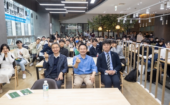 원희룡 국토교통부 장관이 3일 인천시 미추홀구 인하대학교에서 열린 ‘캠퍼스 청년 주거 상담소’에서 참석자들과 기념촬영을 하고 있다.