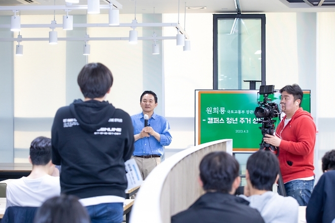 원희룡 국토교통부 장관이 3일 인천시 미추홀구 인하대학교에서 열린 ‘캠퍼스 청년 주거 상담소’에서 참석자의 발언을 경청하고 있다.