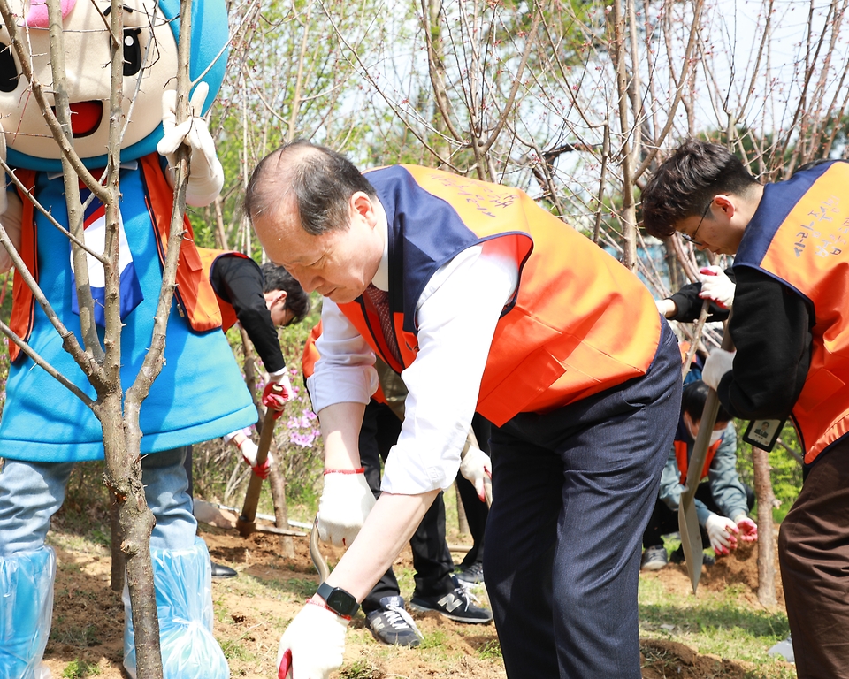 이완규 법제처장이 7일 제78회 식목일을 맞아 정부세종청사에서 직원들과 매실나무를 심고 있다.