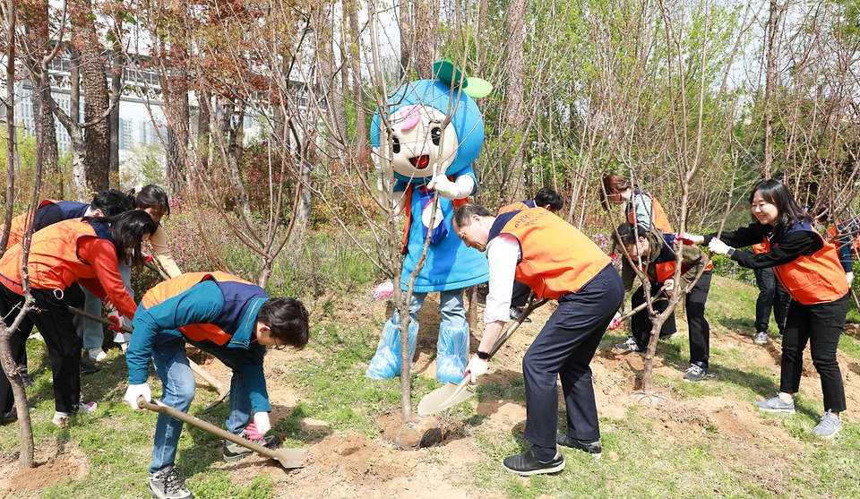 이완규 법제처장이 7일 제78회 식목일을 맞아 정부세종청사에서 직원들과 매실나무를 심고 있다.