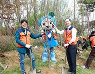 이완규 법제처장이 7일 제78회 식목일을 맞아 정부세종청사에서 직원들과 매실나무를 심고 있다.