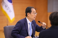 한덕수 국무총리가 10일 서울 종로구 정부서울청사에서 열린 ‘2050탄소중립녹색성장위원회 전체회의’에서 발언하고 있다.