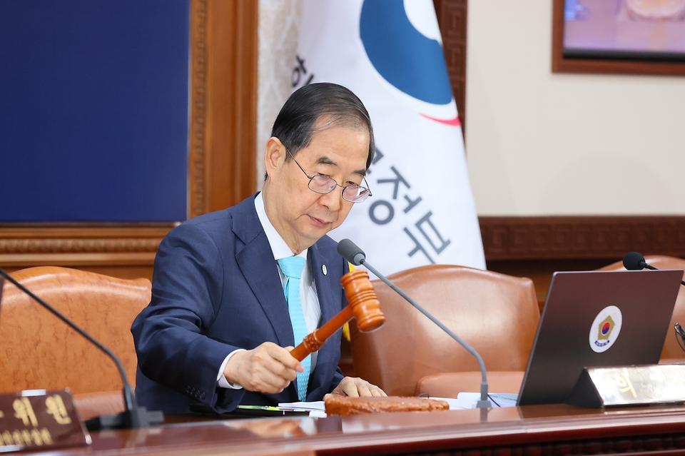 한덕수 국무총리가 11일 서울 종로구 정부서울청사에서 열린 ‘제15회 국무회의’를 주재하고 있다.