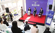 이인실 특허청장이 10일 부산시 금정구 부산대학교에서 열린 ‘지식재산 토크콘서트’에서 학생들의 질문에 답하고 있다.